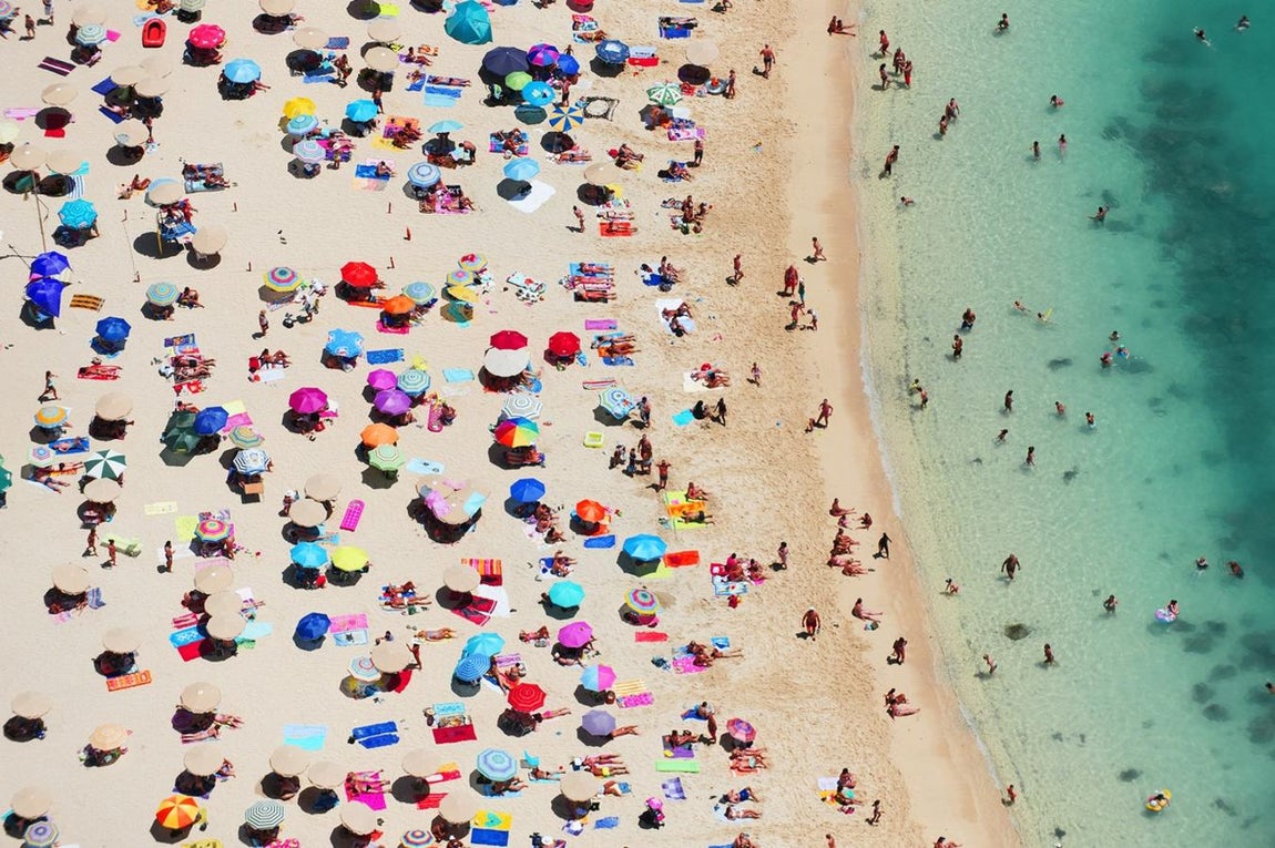 Gran Canaria. El fotógrafo Tommy Clarke, aficando en Londres, ha recorrido el mundo en busca de perspectivas únicas del Planeta tomadas desde el aire. El resultado de ese trabajo forma parte de la exposición Up in the Air, del 14 al 23 de octubre en The Old Truman Brewery. En la foto, una playa de Gran Canaria, fotografiada en 2015.