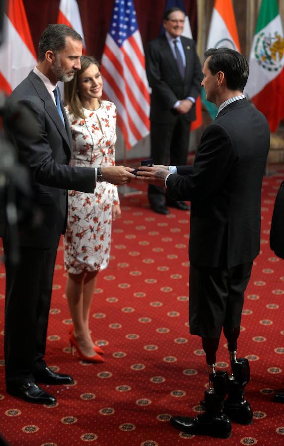 Los Reyes saludan al ingeniero Hugh Herr, galardonado con el Premio Princesa de Asturias de Investigación Científica y Técnica, durante la audiencia hoy a los premiados en esta XXXVI edición.. Reuters