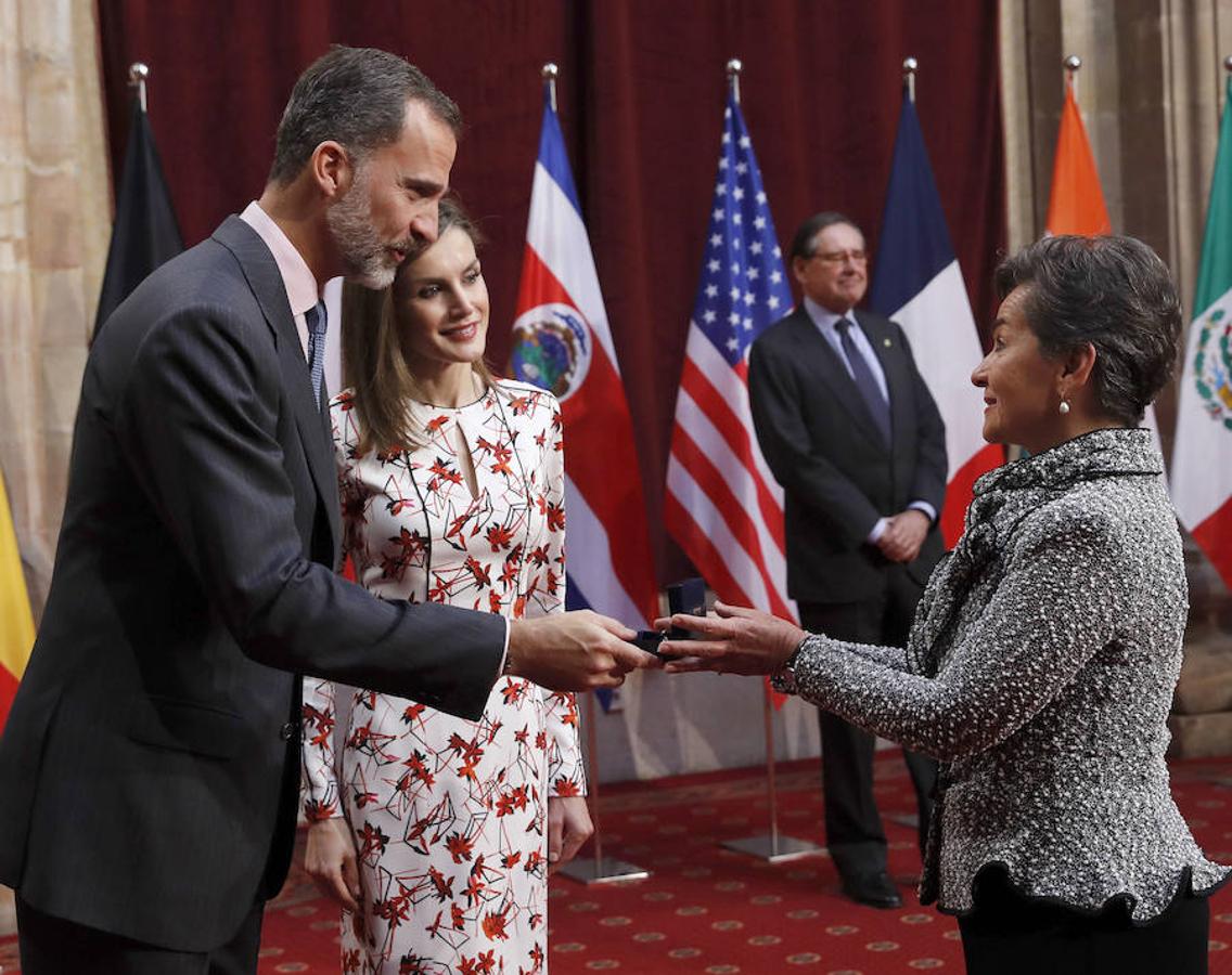 Los Reyes entregan a Christiana Figueres, exsecretaria ejecutiva de la Convención Marco de la ONU sobre el Cambio Climático (CMNUCC), organización galardonada con el Premio Princesa de Asturias de Cooperación Internacional, la insignia de la Fundación, durante la audiencia hoy a los premiados en esta XXXVI edición.. Efe