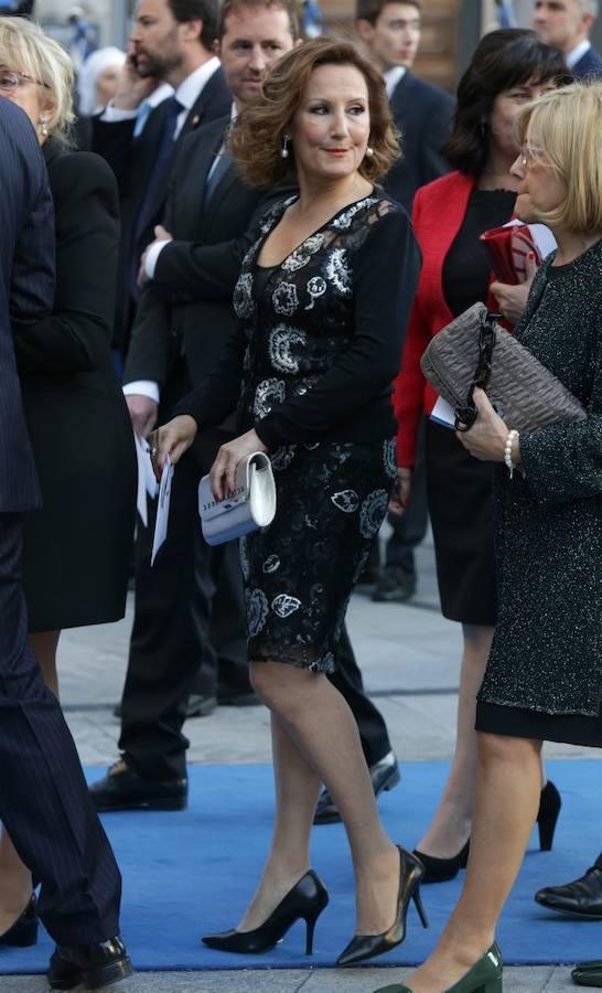 La madre de la Reina Letizia, Paloma Rocasolano, antes de entrar al acto. 