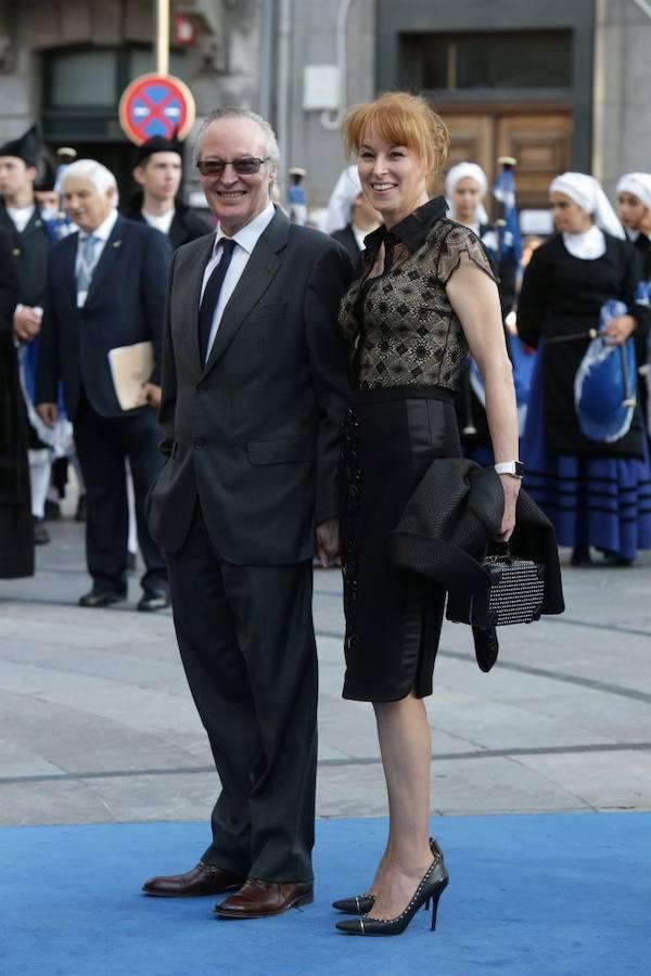 El político Josep Piqué y la periodista Gloria Lomana recorrían la alfombra azul antes de entrar en el teatro.. 