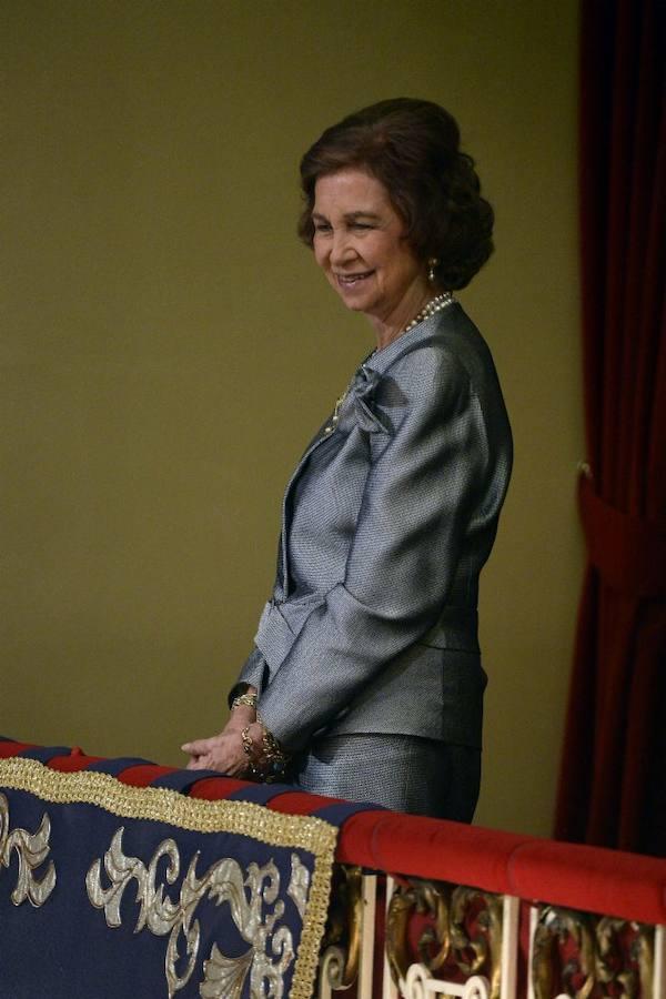 Doña Sofía se dirigió al palco de honor y, en cuanto el público la vio aparecer, la recibió con un sonoro aplauso.. 