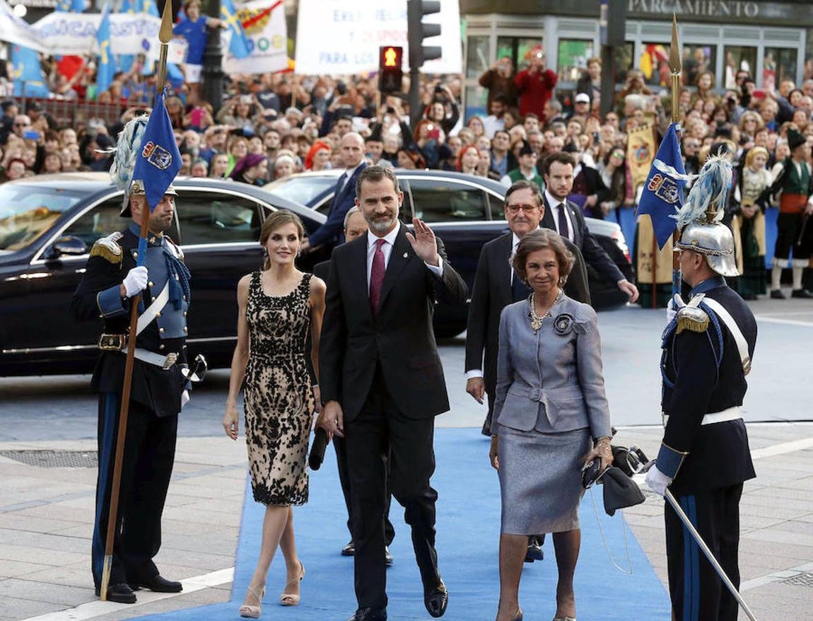 La Reina Sofía entraba en el teatro con Don Felipe y Doña Letizia. 