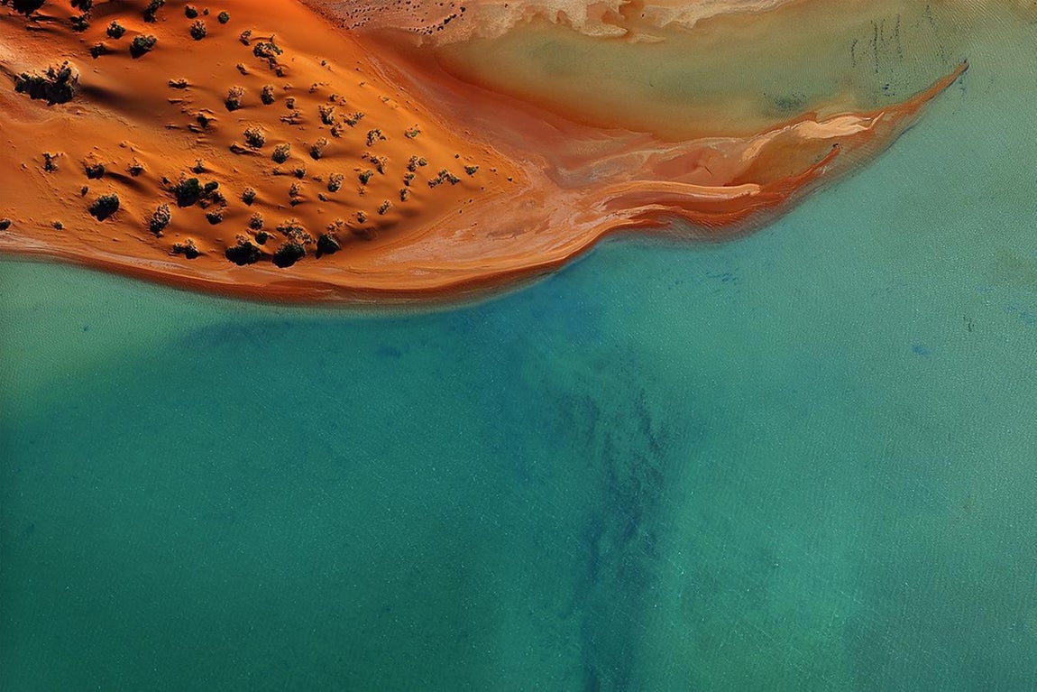 La lengua de arena. El fotógrafo Tommy Clarke, aficando en Londres, ha recorrido el mundo en busca de perspectivas únicas del Planeta tomadas desde el aire. El resultado de ese trabajo forma parte de la exposición Up in the Air, del 14 al 23 de octubre en The Old Truman Brewery. En la foto, una imagen de la serie tomada en el sur de Estados Unidos