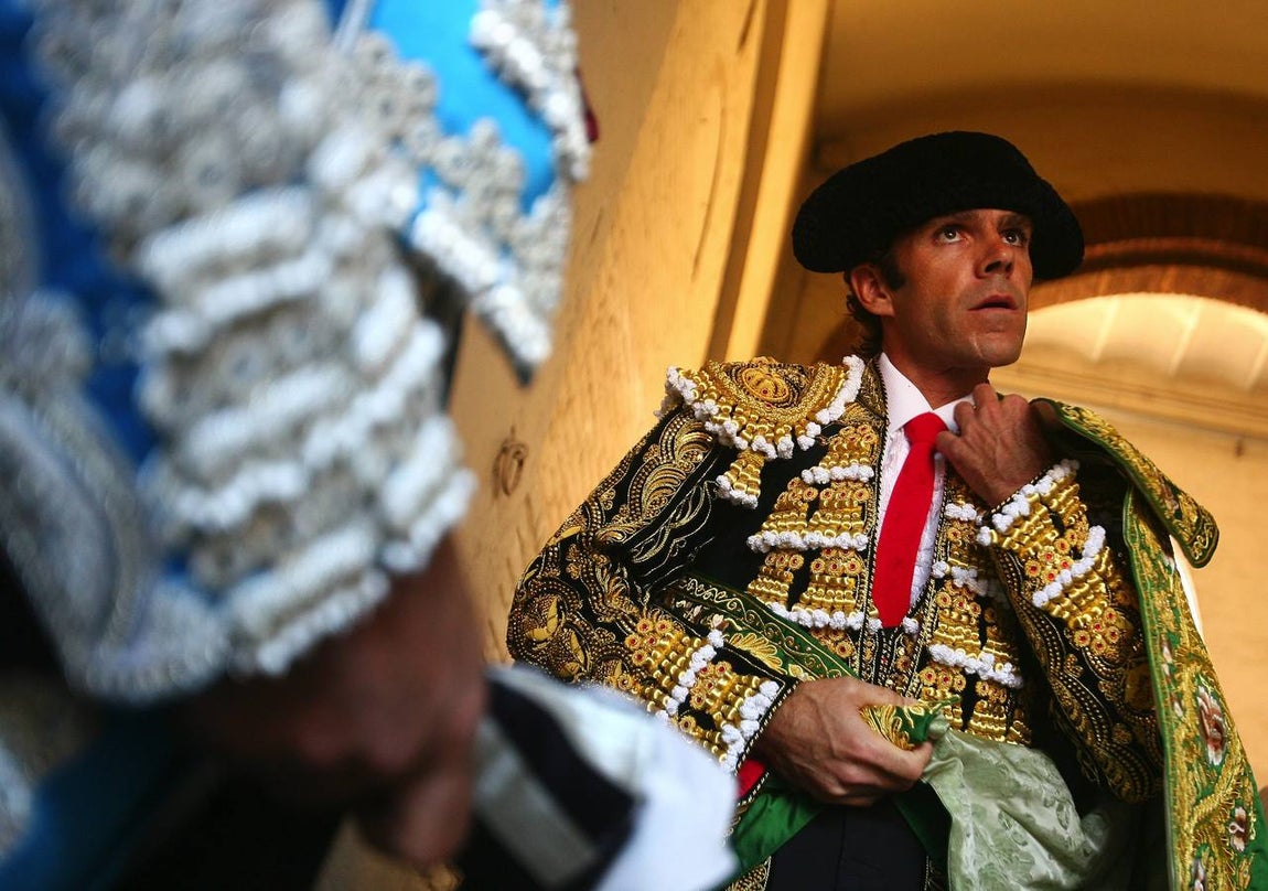 José Tomás se lía el capote. 