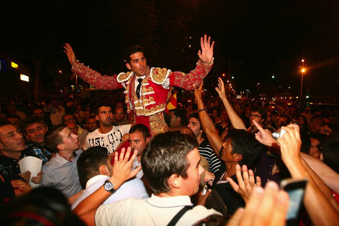 Serafín Marín, a hombros por las calles de Barcelona. 