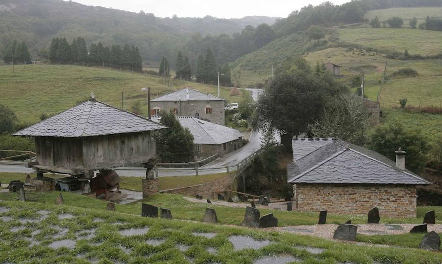 Los Oscos, en Asturias, elegido «pueblo ejemplar». La comarca integra los concejos de Santa Eulalia, San Martín y Villanueva, esta última tiene poco más de cuatrocientos habitantes y cuenta con cuatro parroquias