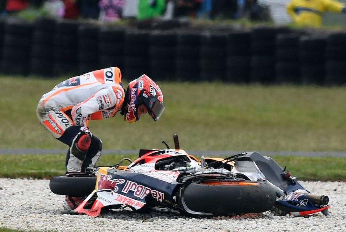 La caída de Marc Márquez en Phillip Island, en imágenes