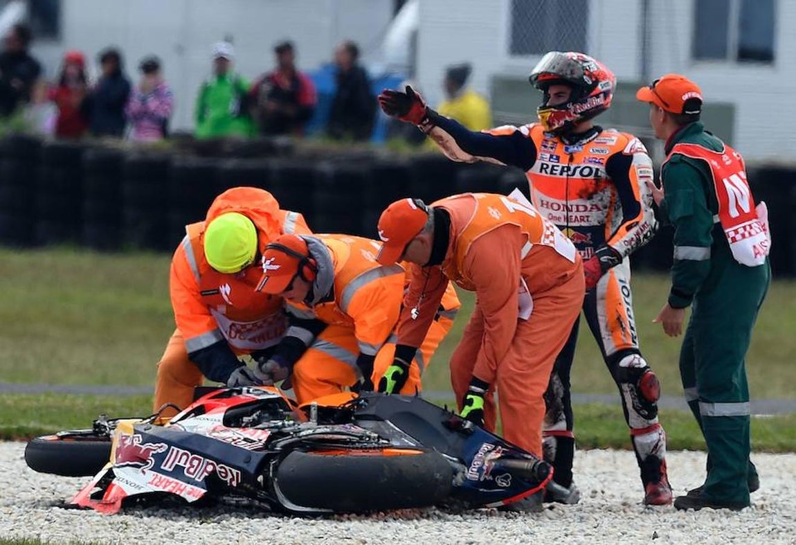 La caída de Marc Márquez en Phillip Island, en imágenes