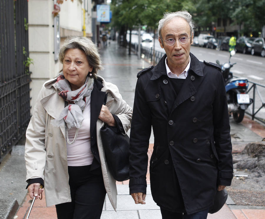 El que fuera secretario de Organización del PSOE a finales de los noventa, Ciprià Císcar, a su llegada esta mañana a la sede del PSOE, en Ferraz.. 