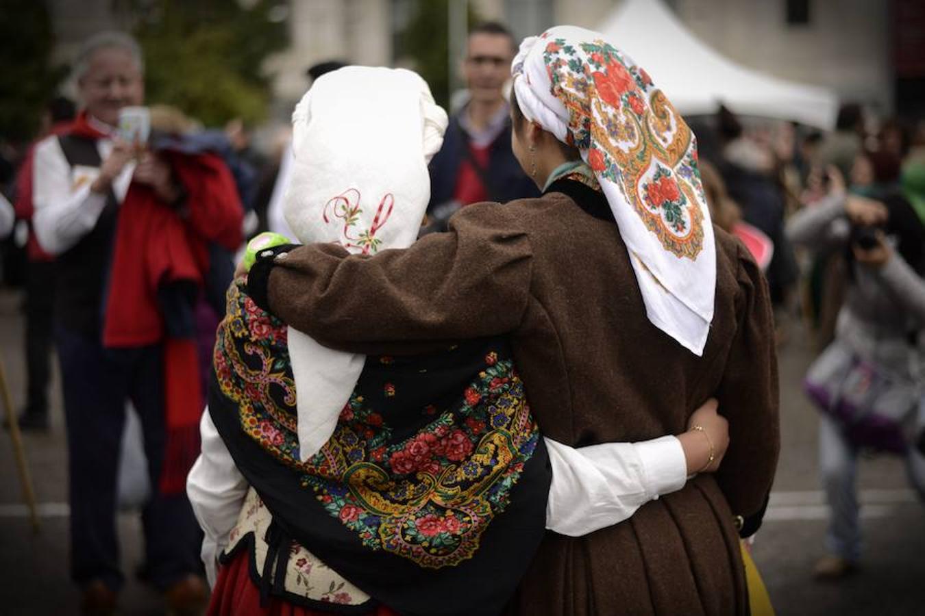 Dos mujeres vestidas con ropa tradicional.. 