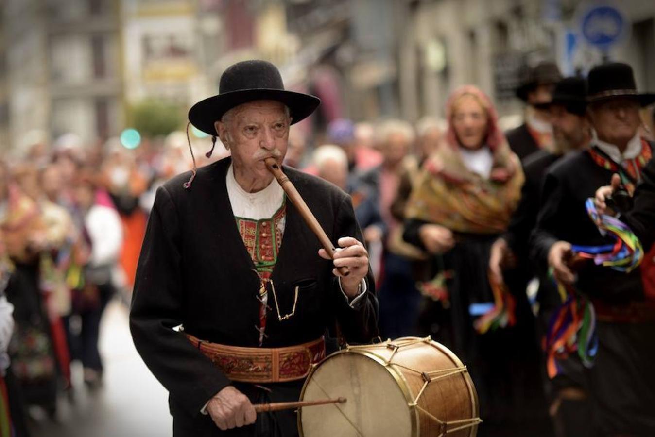 Un hombre toca varios instrumentos a la vez.. 