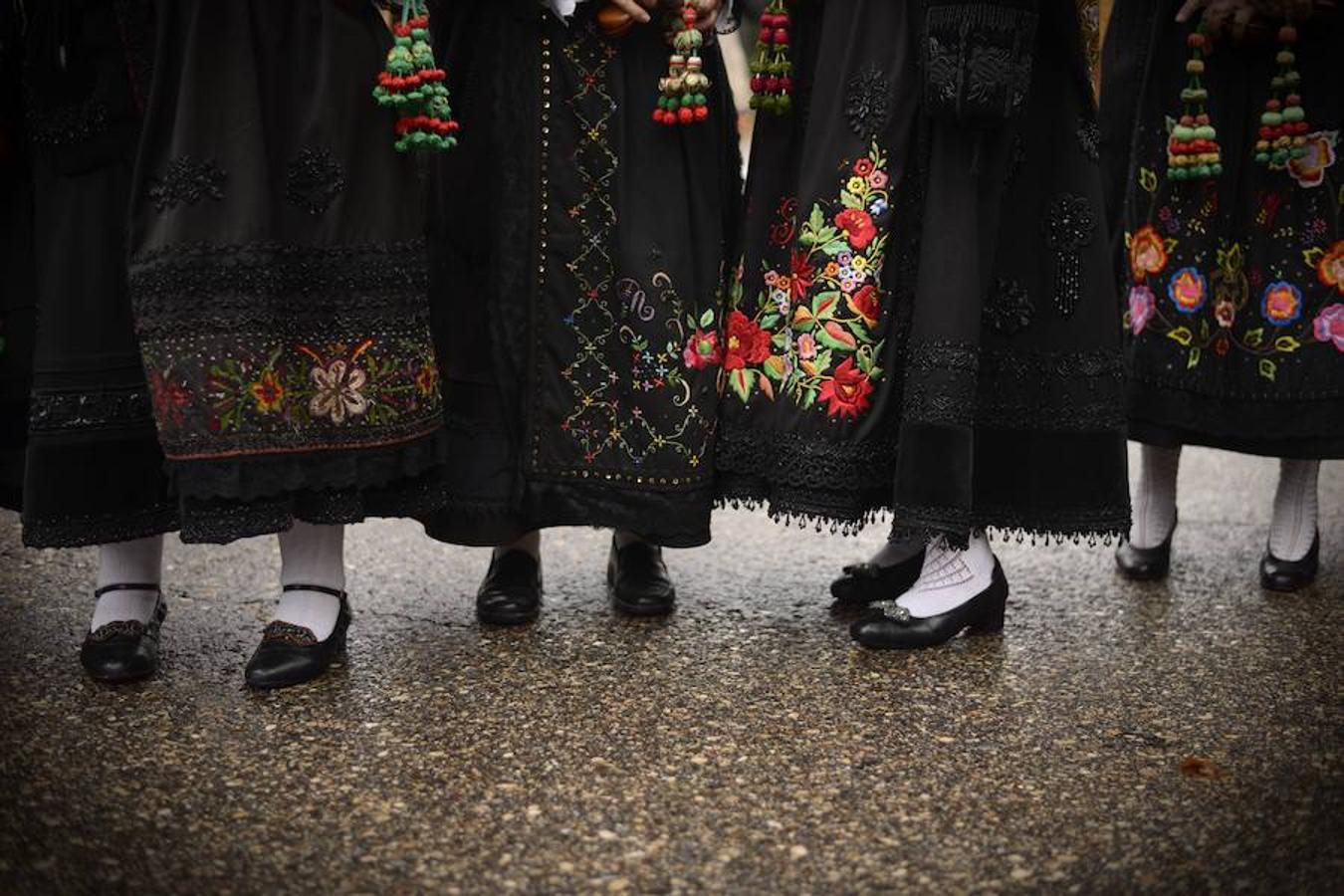 Parte inferior del vestido tradicional que llevan las participantes en el desfiles.. 