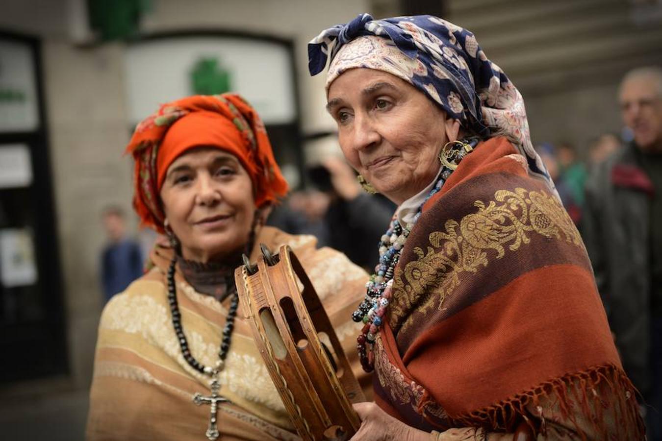 Dos mujeres vestidas coon ropa folklórica.. 