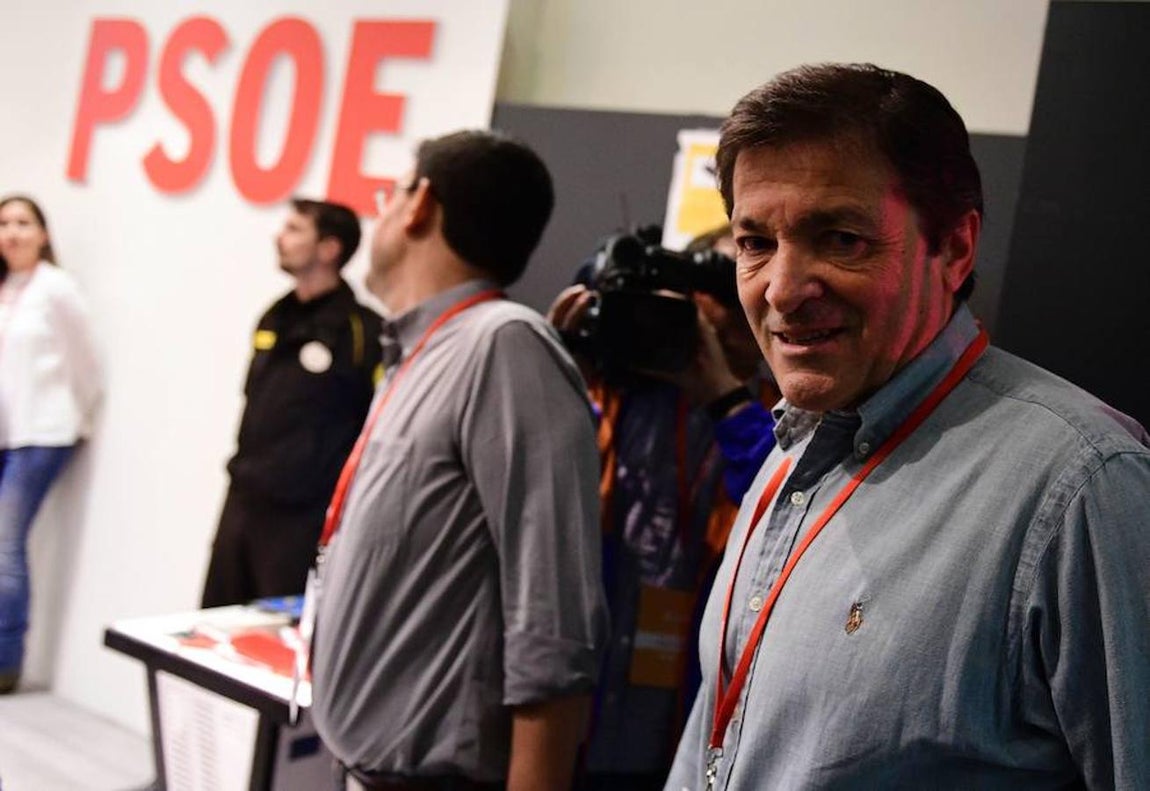 Javier Fernández, presidente del Principado de Asturias y de la gestora del PSOE tras la salida de Pedro Sánchez, antes de que empezase el Comité Federal, cuyo inicio se ha retrasado una hora con respecto a lo previsto.. 