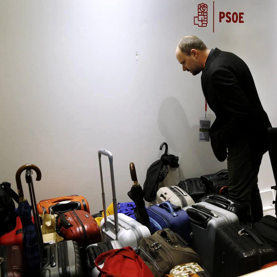 Cúmulo de maletas a la entrada del PSOE, en Ferraz, de asistentes a la reunión del Comité Federal del partido.