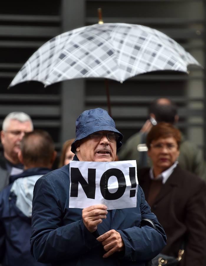 Seguidores de los socialistas clamaban por un «no» rotundo al gobierno de Rajoy. Finalmente, ha sido la opción de la abstención la que ha ganado.. 