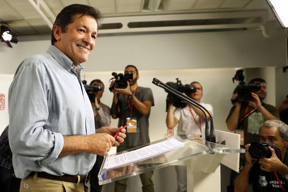 El presidente de la gestora del PSOE, Javier Fernández, en la rueda de prensa que se ha ofrecido tras la reunión.. 