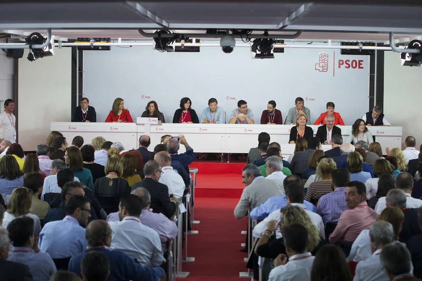 Interios de la sede del PSOE durante la decisiva mañana de este domingo.