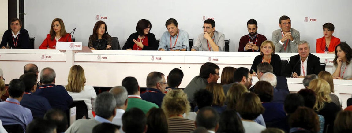 La gestora que dirige el PSOE desde la dimisión de Pedro Sánchez, poco antes de que diera comienzo esta mañana la reunión del Comité Federal del PSOE, máximo órgano entre congresos.. 