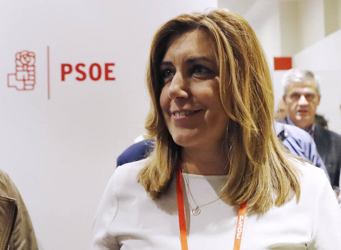 La presidenta de la Junta de Andalucía, Susana Díaz, tras la reunión hoy del Comité Federal del PSOE, que ha acordado, con una amplia holgura, abstenerse en la segunda votación de investidura de Mariano Rajoy, lo que supondrá poner fin a diez meses de bloqueo en la formación de Gobierno. EFE/Sergio Barrenechea.. 