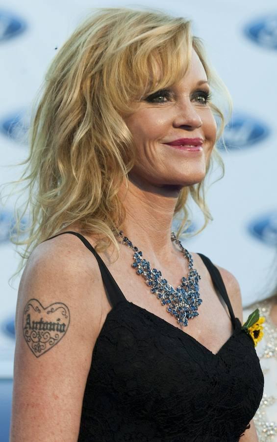 Melanie Griffith. Tras su divorcio con el actro Antonio Banderas. Melanie decidió borrar el nombre de su ex de su brazo