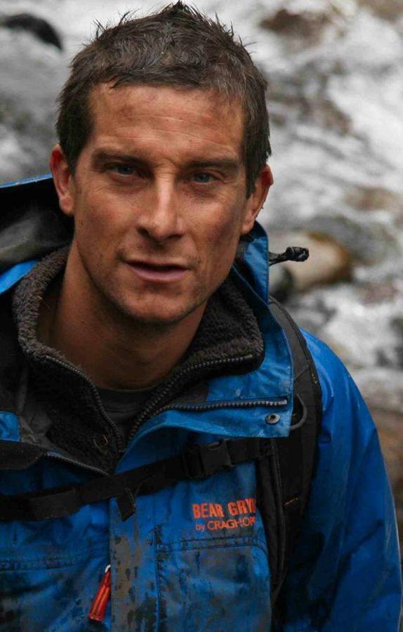 Bear Grylls. Es un aventurero experto en supervivencia, escritor, presentador y ex militar británico
