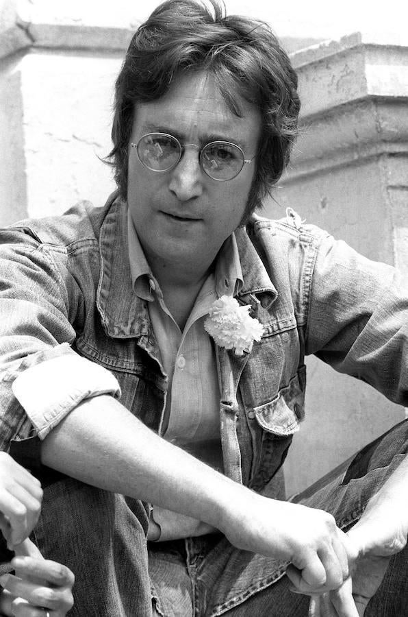 John Lennon. Fue un músico y compositor británico que saltó a la fama como uno de los miembros fundadores de «The Beatles»