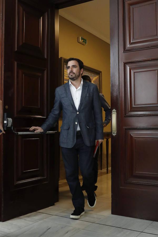 El líder de IU, Albeto Garzón, a su llegada a la reunión de la Junta de Portavoces.. 