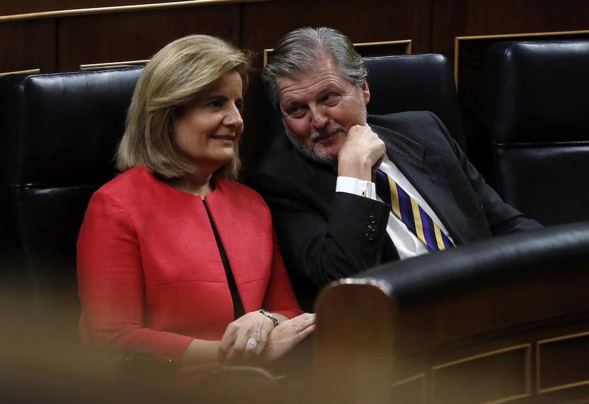 Los ministros de Empleo y Seguridad Social, Fátima Báñez (i), y de Educación, Cultura y Deporte, Íñigo Méndez de Vigo, durante su discurso de investidura del líder del PP, Mariano Rajoy.. 