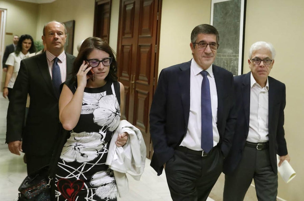 El expresidente del Congreso y diputado socialista Patxi López, con varios compañeros de partido en los pasillos del Congreso antes del comienzo del debate de investidura del candidato del PP, Mariano Rajoy.. 