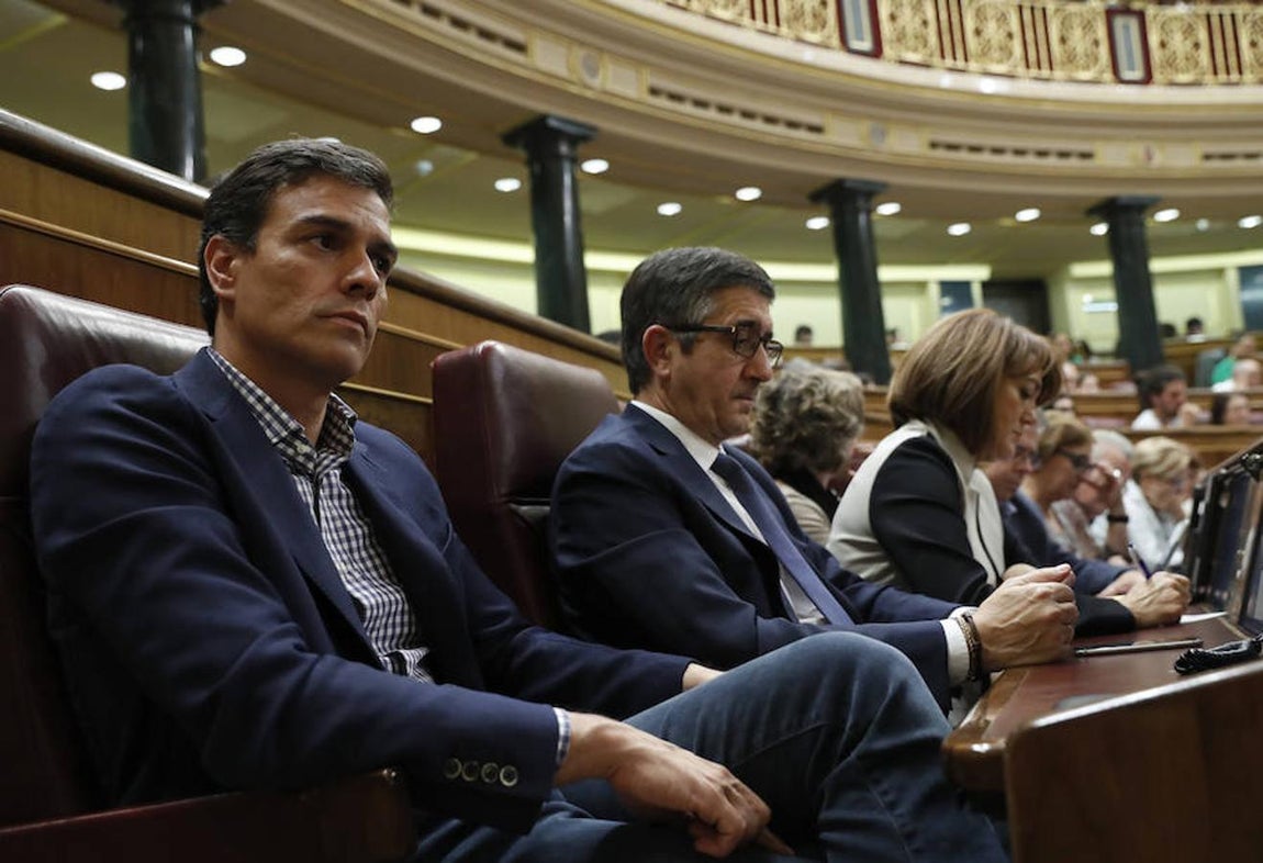 El exsecretario general del PSOE, Pedro Sánchez, en su escaño junto al diputado del partido, Patxi López al inicio del debate de investidura del candidato del PP, Mariano Rajoy. Ha hecho su reaparición este miércoles depués de un mes para, tal y como aseguró en su cuesta de Twitter, votar «No».. 