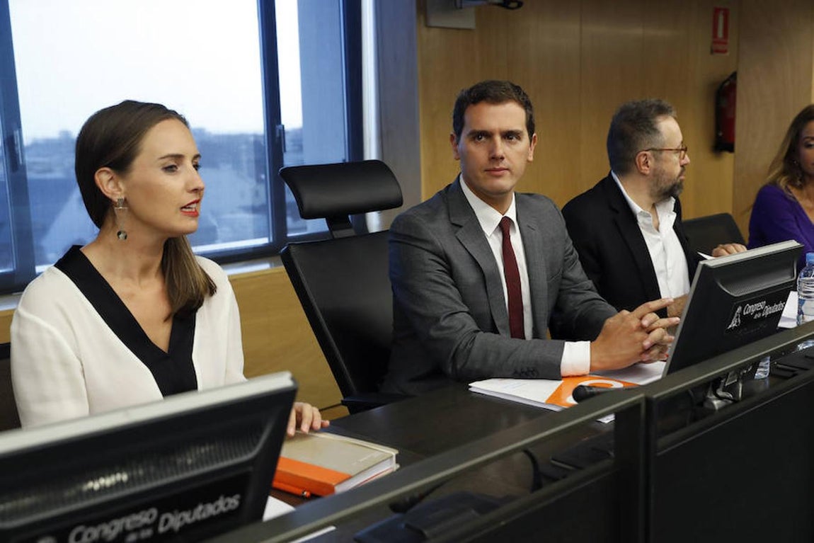 El presidente de Ciudadanos, Albert Rivera (c), junto al portavoz parlamentario, Juan Carlos Girauta (d), y la diputada Melisa Rodríguez (i), durante la reunión del grupo parlamentario esta tarde en el Congreso, antes del comienzo del debate de investidura del candidato del PP, Mariano Rajoy.. 