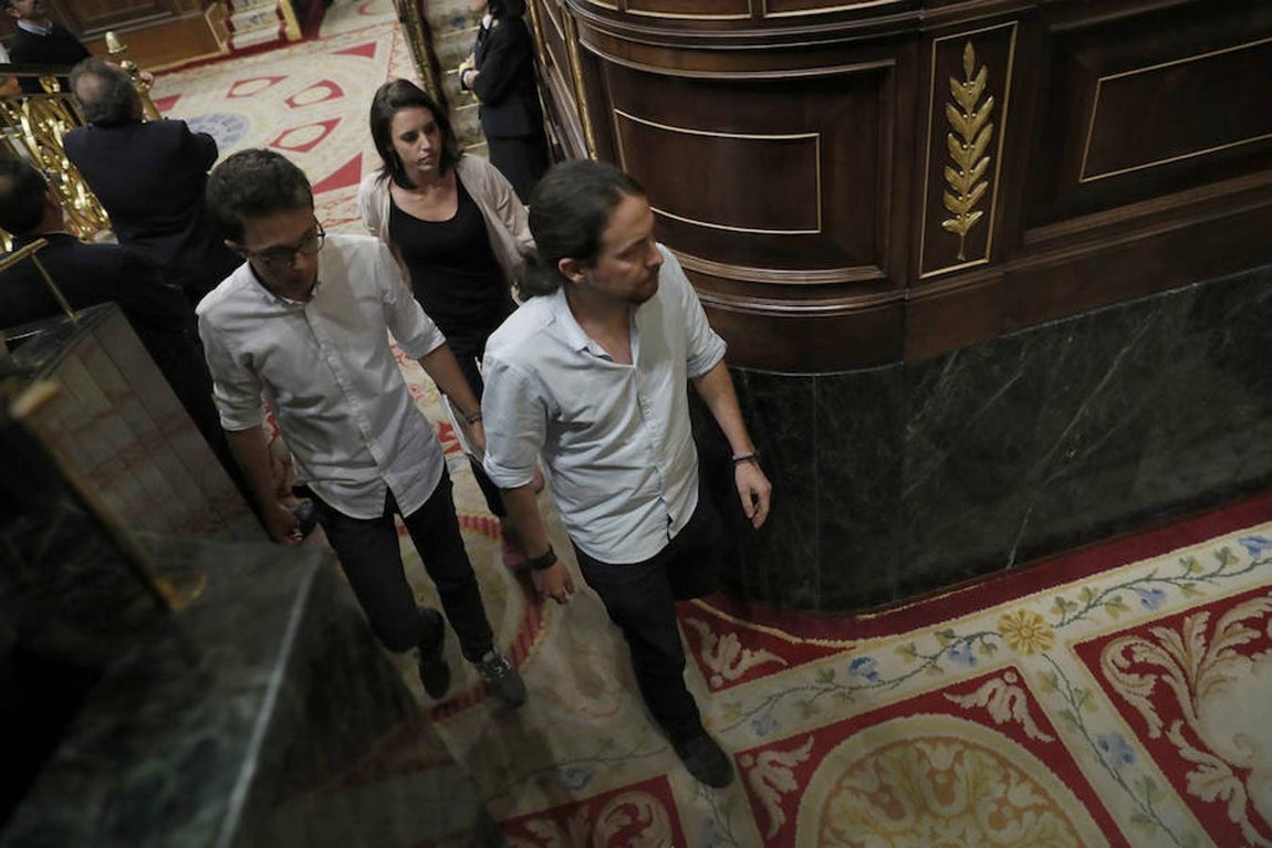 El líder de Podemos, Pablo Iglesias, el portavoz parlamentario de Unidos Podemos, Íñigo Errejón, y la diputada Irene Montero, abandonan el hemiciclo en protesta por unas palabras del portavoz del PP, Rafael Hernando, que ha acusado a Pablo Iglesias de «usar el nombre de España para ponerse al servicio de dictadores».. 