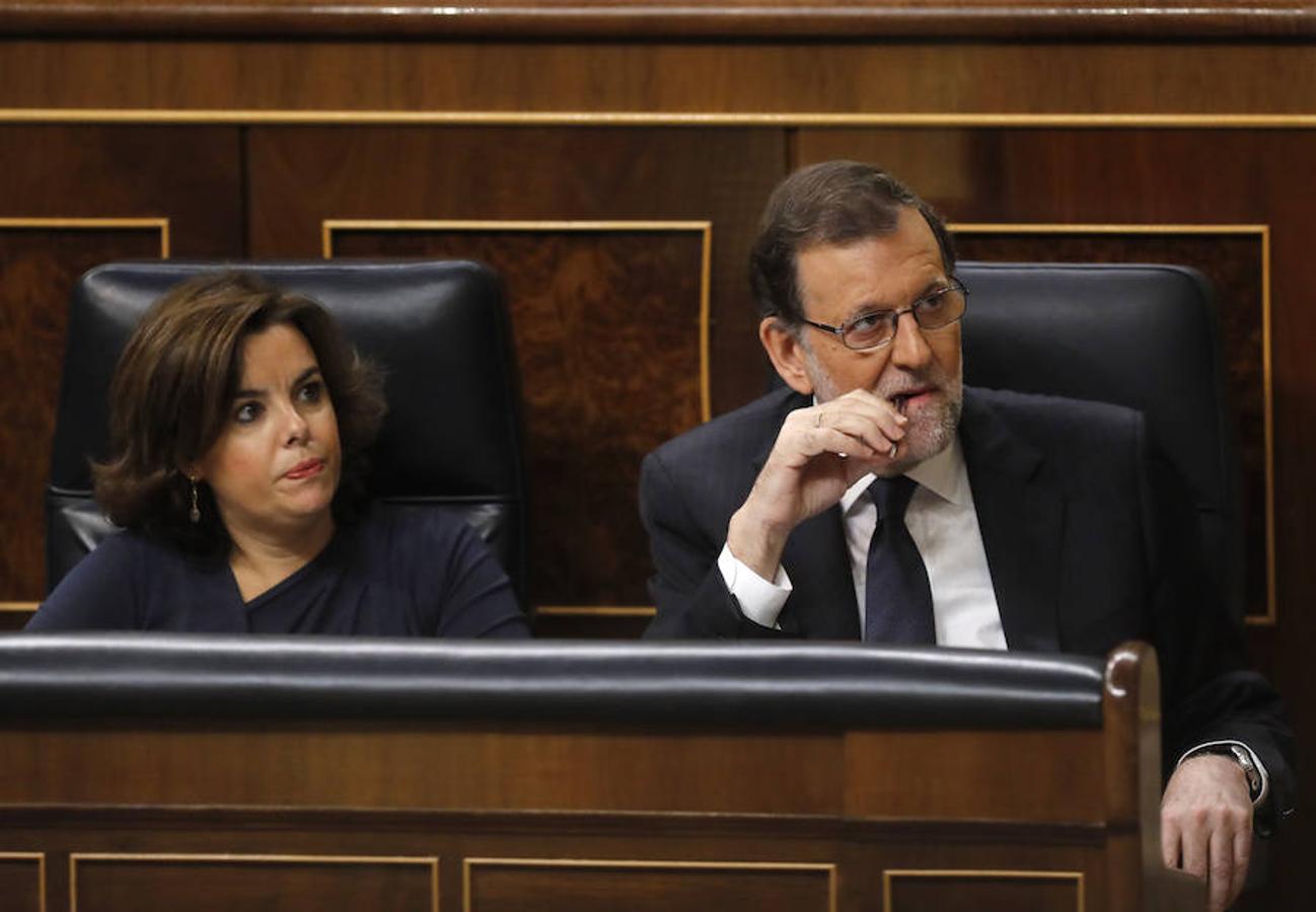 El presidente del Gobierno en funciones, Mariano Rajoy, acompañado por la vicepresidenta, Soraya Sáenz de Santamaría, escuchaba la intervención del portavoz del PSOE, Antonio Hernando.