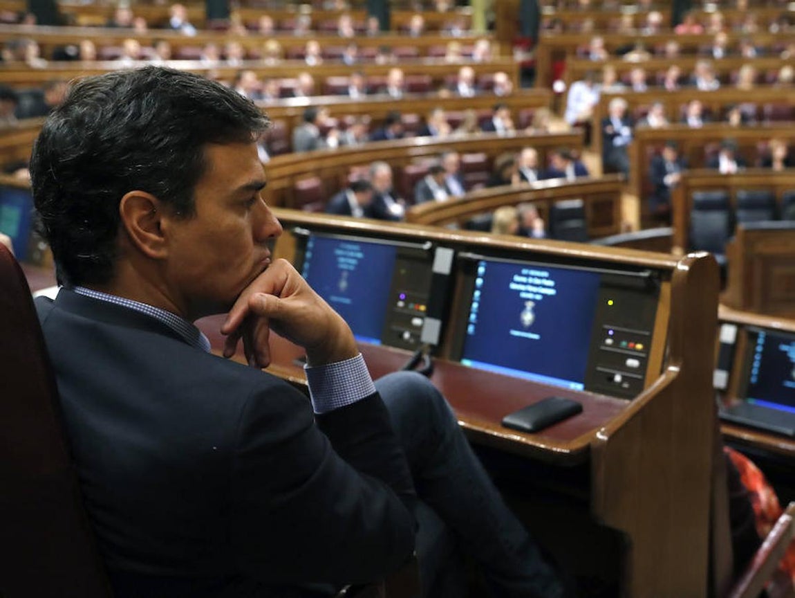 El exsecretario general del PSOE, Pedro Sánchez, durante la segunda jornada del debate de investidura del candidato del PP, Mariano Rajoy.. 