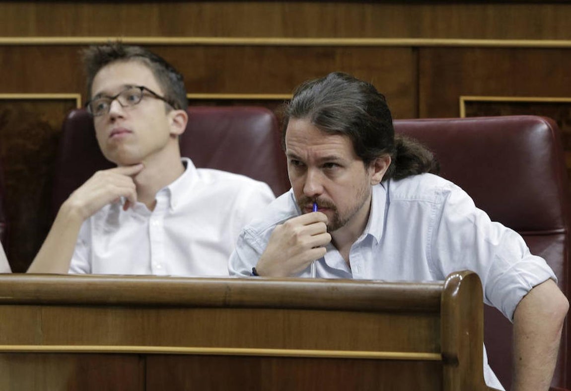 El secretario general de Podemos, Pablo Iglesiaas, y el portavoz parlamentario de Unidos Podemos, Íñigo Errejón.. 