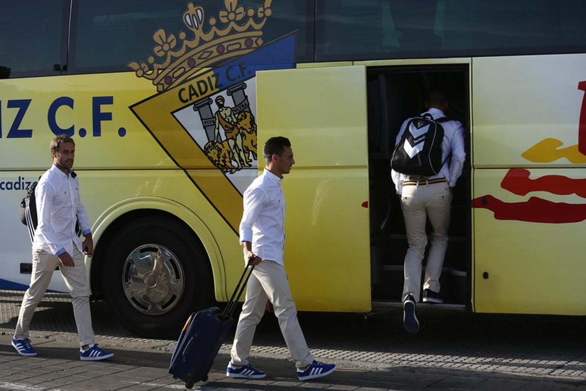 FOTOS: Salida del Cádiz CF hacia Galicia