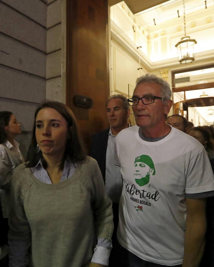 Los miembros de Unidos Podemos Irene Montero y Diego Cañamero, a su salida del Congreso. 