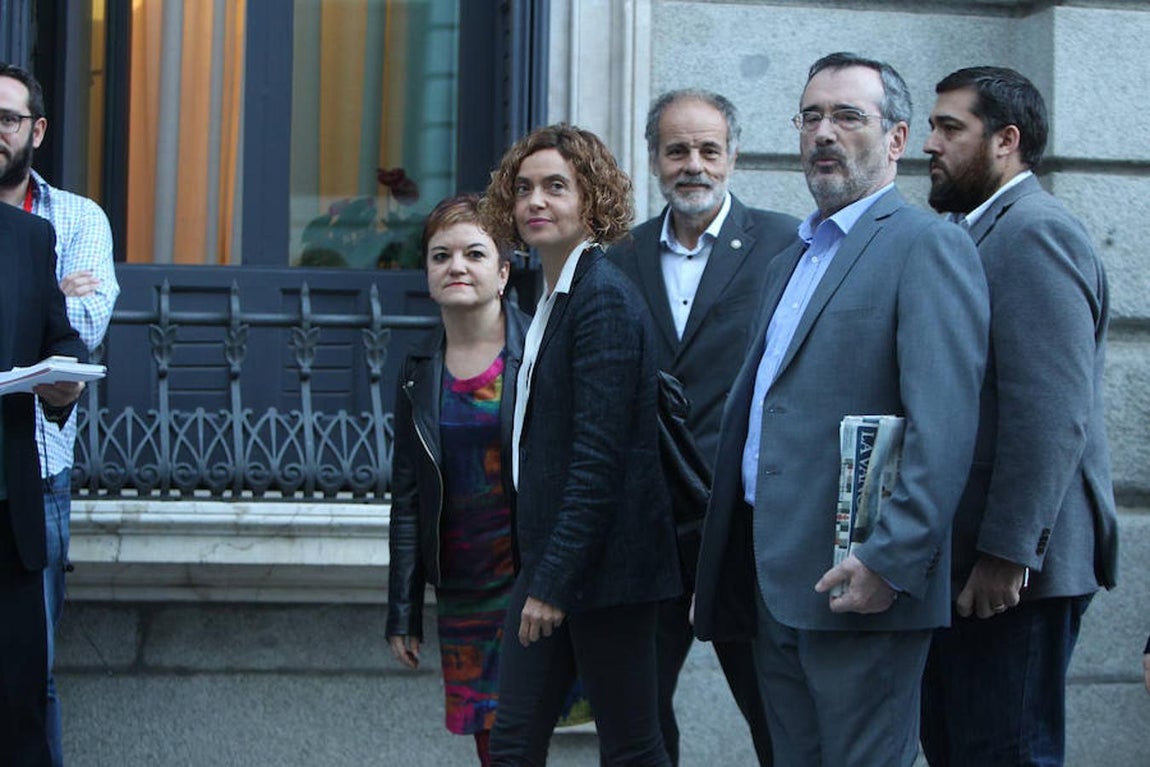 Varios de los diputados del PSC, a su llegada al Congreso, donde han votado «no» a Mariano Rajoy, rompiendo la disciplina de voto del PSOE. 