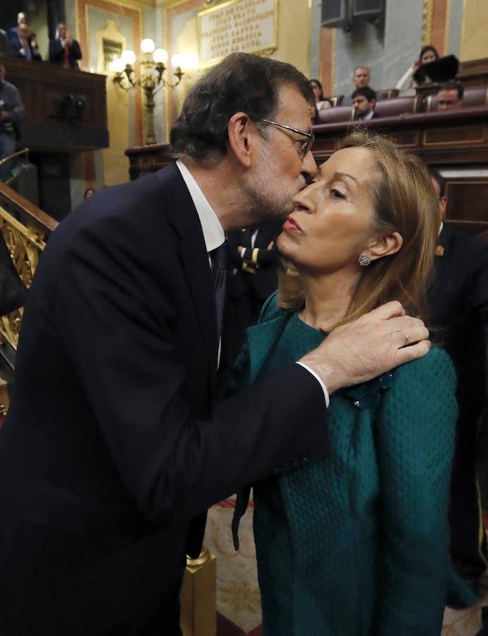 La presidenta del Congreso, Ana Pastor, felicita al candidato del PP. 