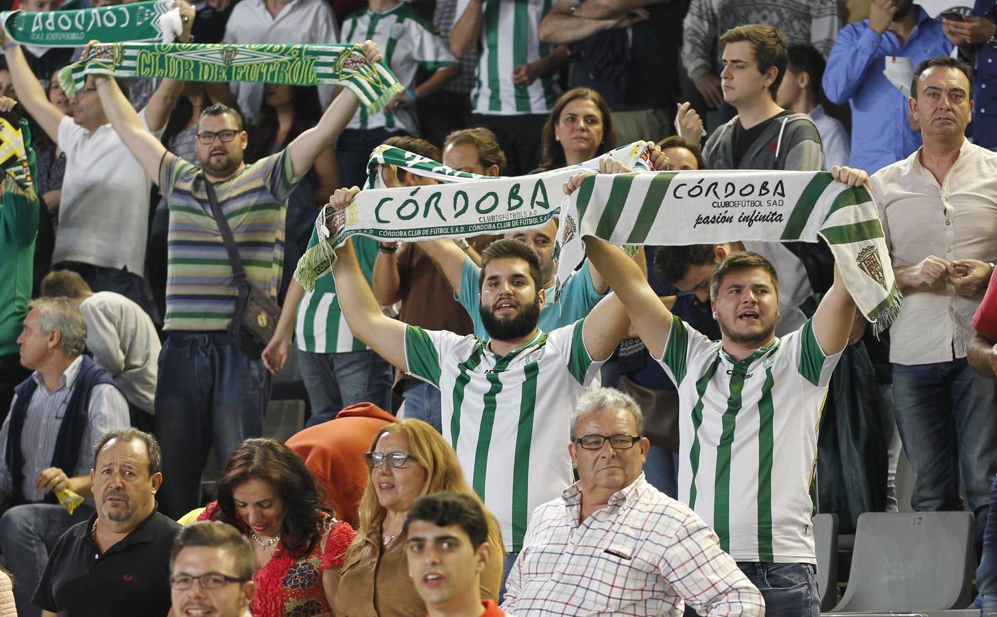 El ambiente en las gradas del Nuevo Arcángel en el Córdoba-Valladolid