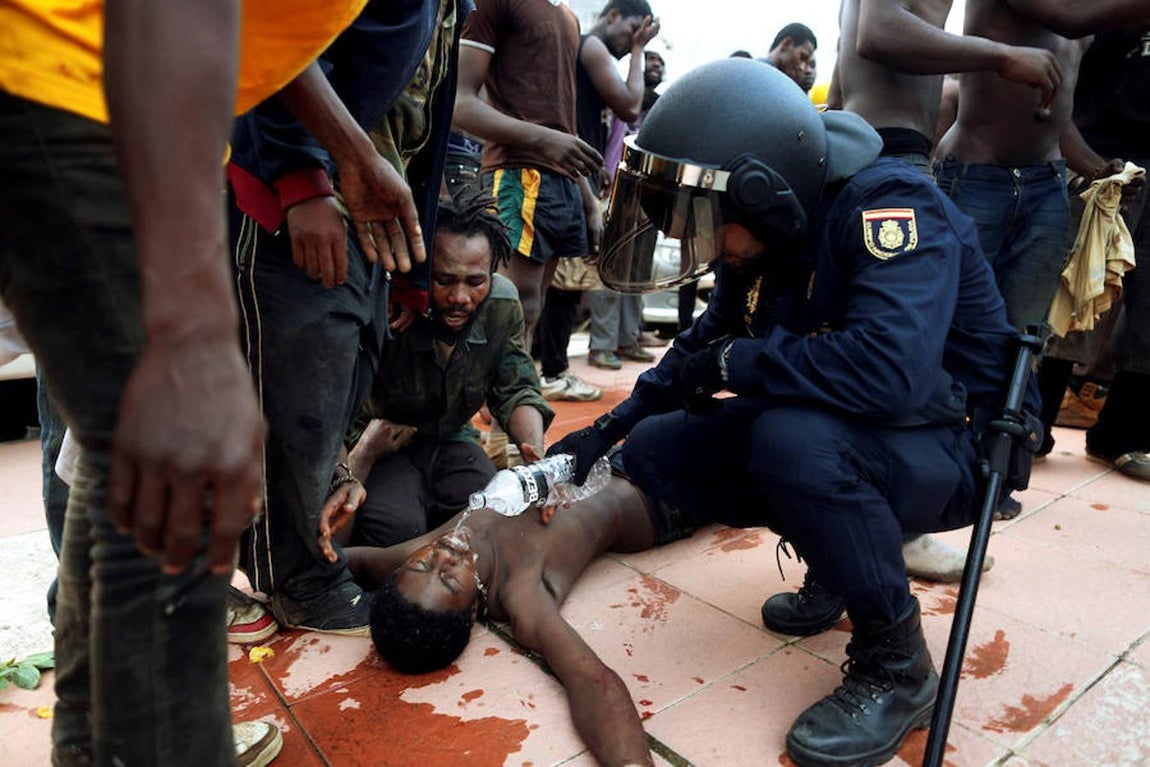 Tanto la Guardia Civil como la Policía Nacional y la Policía Local han colaborado en la detención de los inmigrantes subsaharianos, que serán acogidos en el Centro de Estancia Temporal de Inmigrantes (CETI). Reuters