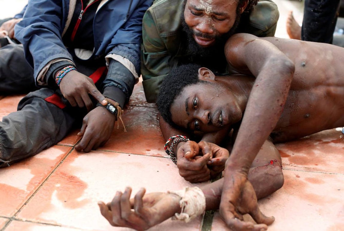 La valla de Ceuta tiene unos seis metros de altura y supone un riesgo para los inmigrantes que intentan llegar a España. Reuters