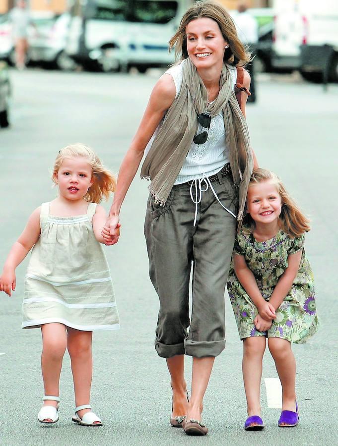 La Reina divertida con sus hijas en un momento de sus vacaciones de verano. 