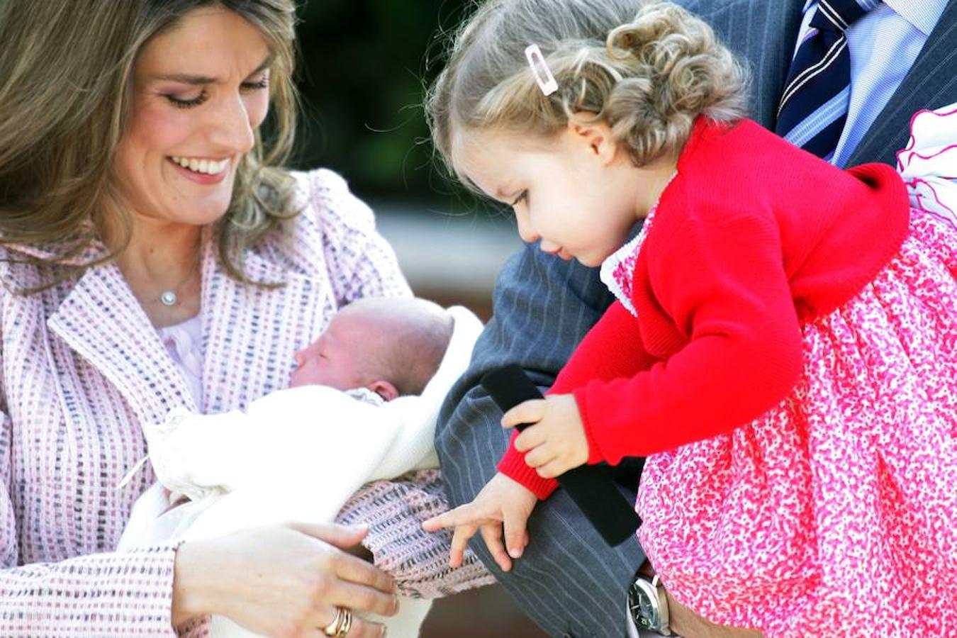 La Princesa mira con ternura a su hermana pequeña, Sofía, nacida año y medio después que Leonor. 