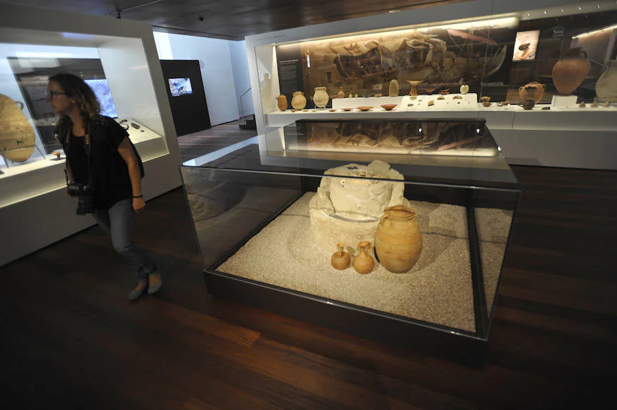 La tumba pozo con el alabastrón que contiene las cenizas en el centro, un caso único en el mundo fenicio