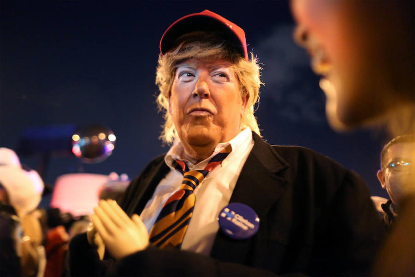 Un estadounidense disfrazado del candidato republicano a la Casa Blanca, Donald Trump, en el en West Hollywood (Los Ángeles)