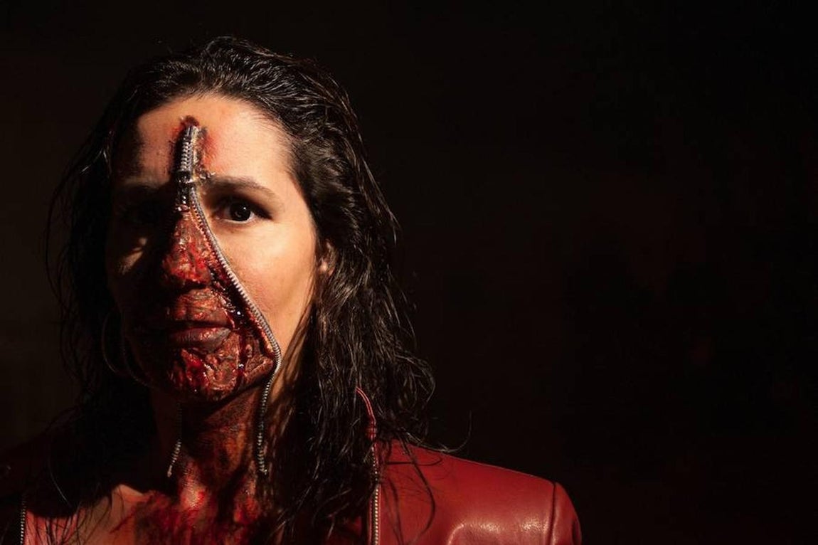 Una zombi en la celebración de Halloween en la localidad de Churriana (Málaga). 