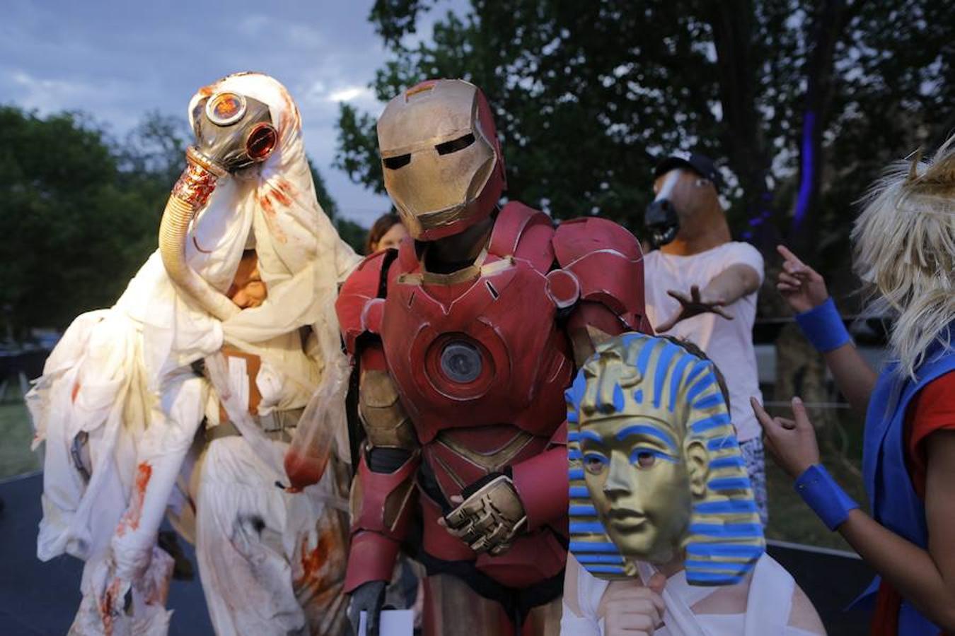 Personas disfrazadas acuden al festival anual de Halloween en el George Hay Park de Johannesburgo (Sudáfrica). La comunidad local organizó el evento para que las familias acudiesen disfrazadas con sus mejores vestidos